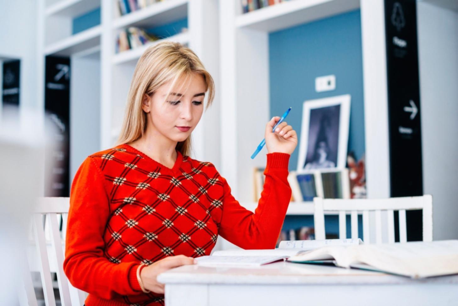 Workshop-Situation mit Präsentation von Geschäftskennzahlen