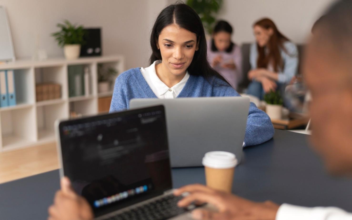Teilnehmer beim gemeinsamen Arbeiten an Geschäftskonzepten