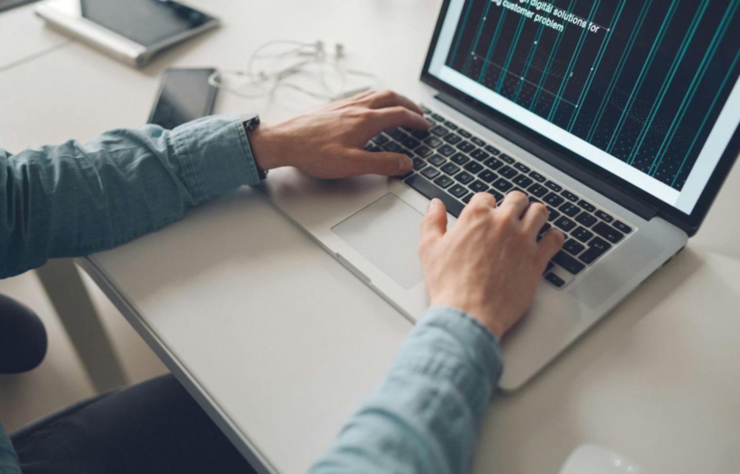 Studierende arbeiten an Finanzanalysen und Geschäftsszenarien