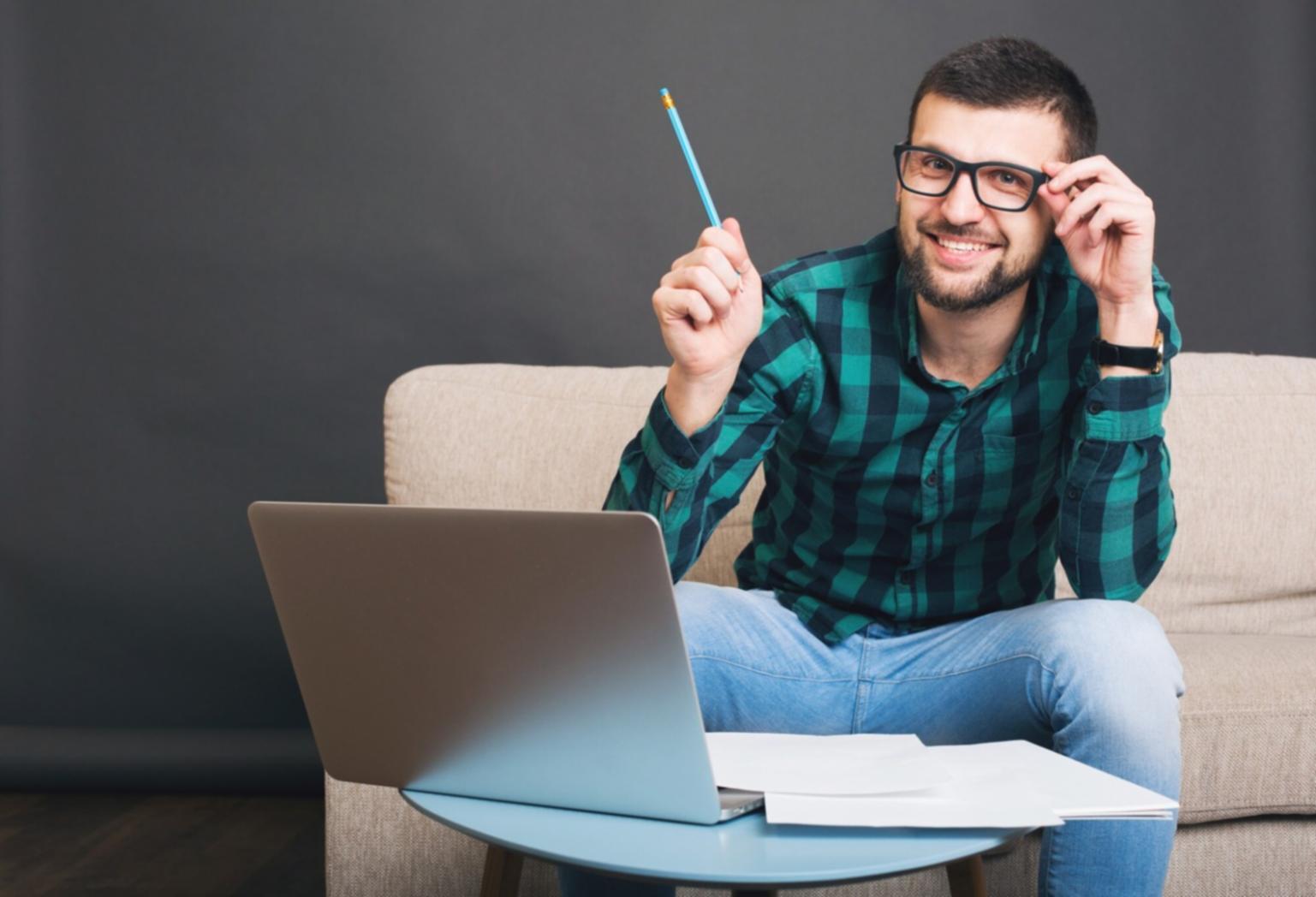 Teilnehmer analysiert Geschäftskennzahlen am Laptop