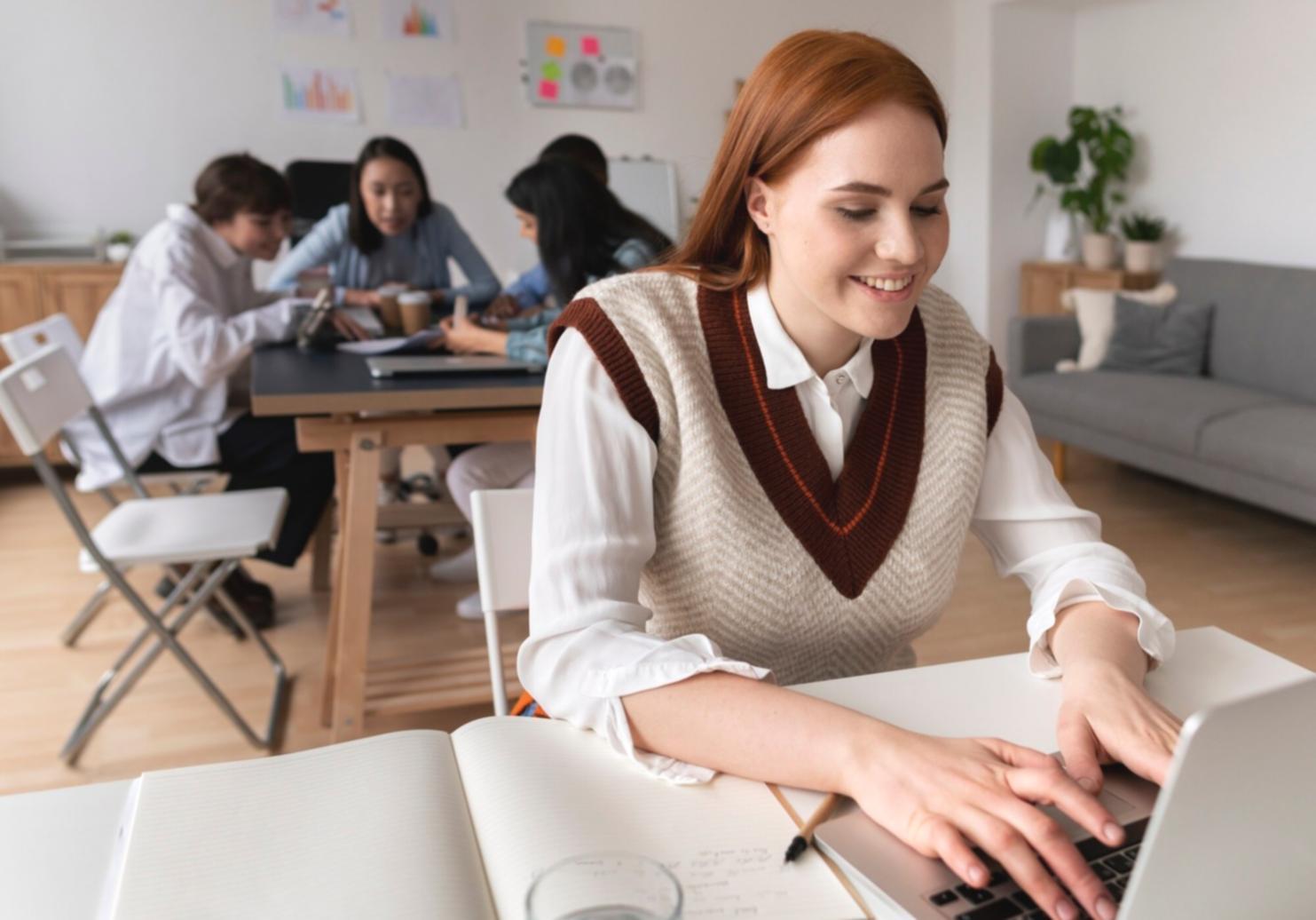 Geschäftsunterlagen und Finanzplanung auf einem modernen Schreibtisch
